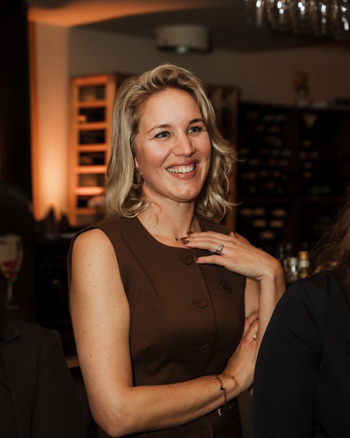 Robin, oprichter van She Society, lacht tijdens een event